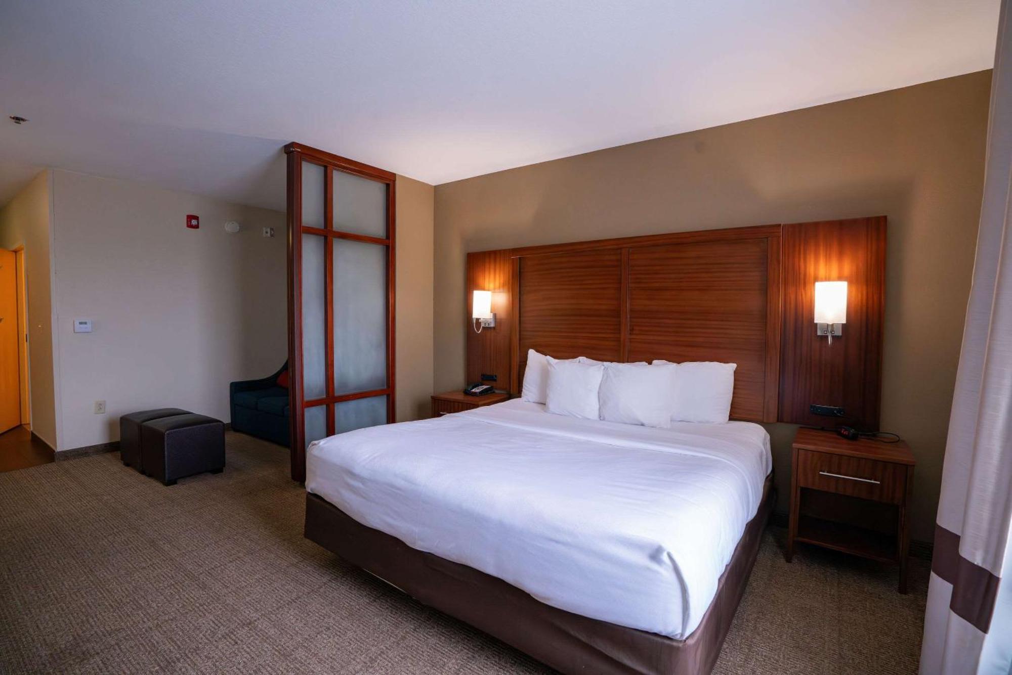 Comfort Suites Airport Luckney Eksteriør bilde