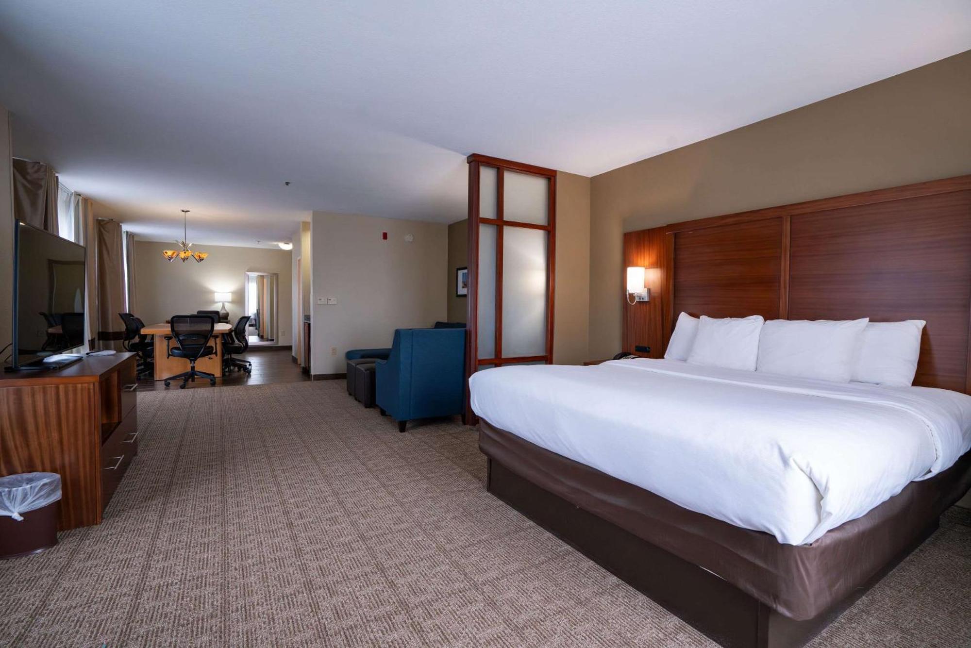 Comfort Suites Airport Luckney Eksteriør bilde